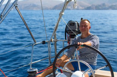 Yelkenli tekne dümen adama