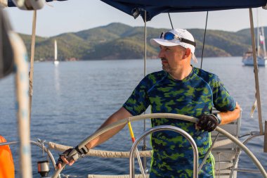 Adam skippering ederek tekerlek 