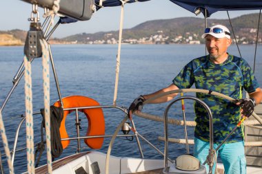 Kuğular üzerinde yeşil çayır