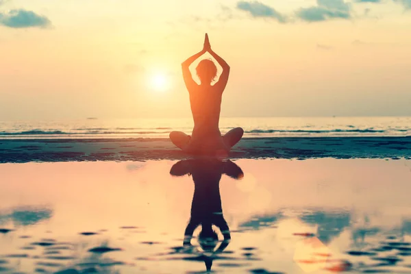 Yoga woman on sea coast — Stock Photo, Image