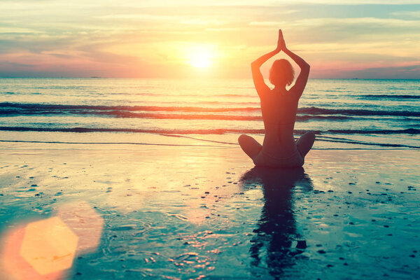 Молодая женщина практикует йогу   