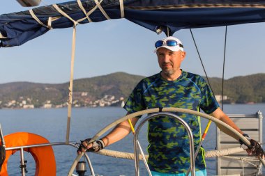 Adam skippering ederek tekerlek 