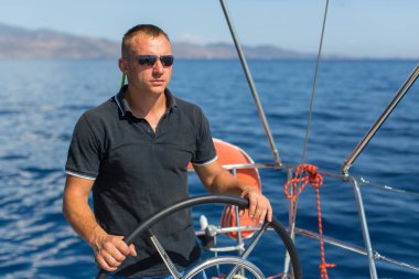 Dümen yelkenli tekne skippering adam