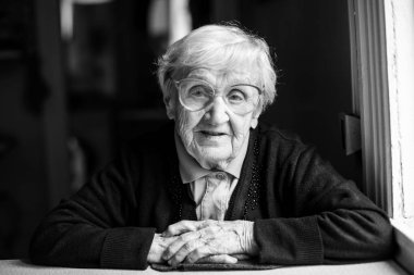 sevimli yaşlı kadın