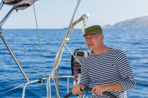 Mann am Steuer auf Segelboot — Stockfoto
