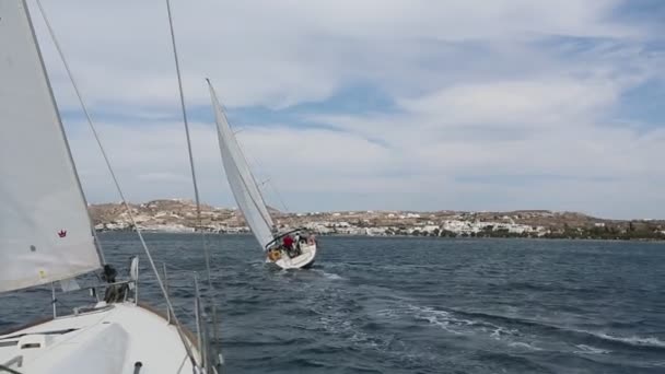 Zeilers deelnemen zeilen regatta eiland — Stockvideo