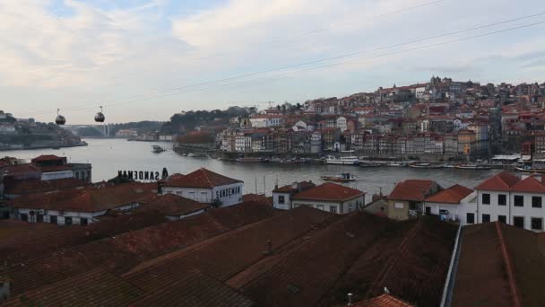 Río Duero, Ribeira en el casco antiguo de Oporto — Vídeo de stock