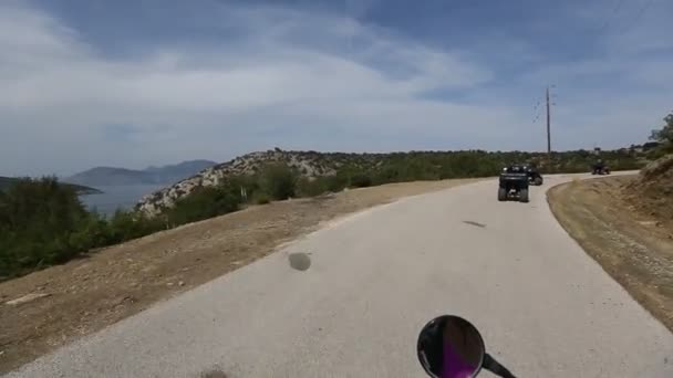 Ridning på serpentin vägarna i Poros — Stockvideo