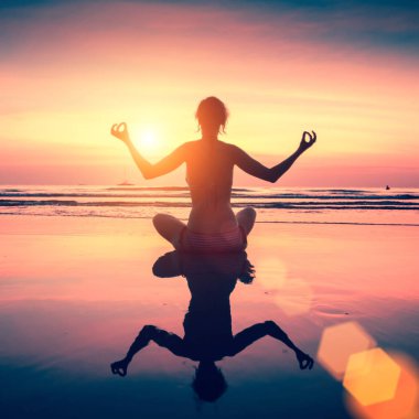 Yoga yapan kadın 