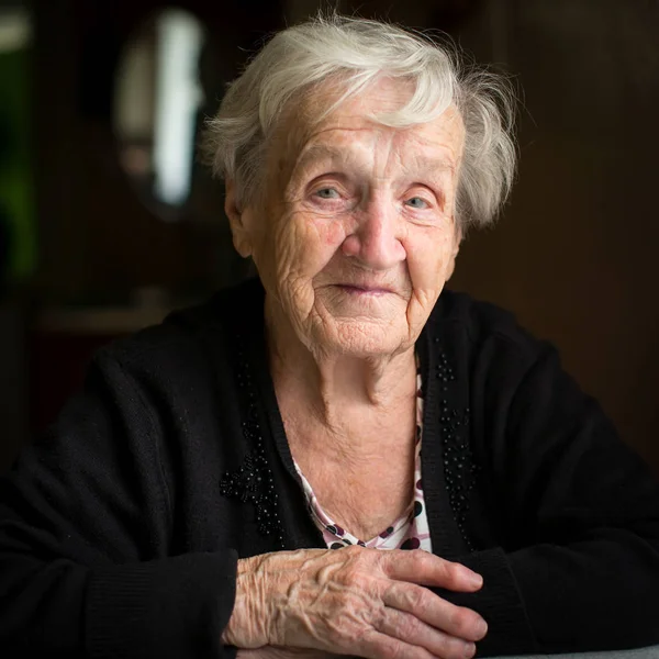 Yaşlı kadın evde — Stok fotoğraf