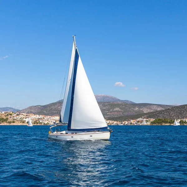 Яхта з білими вітрилами — стокове фото