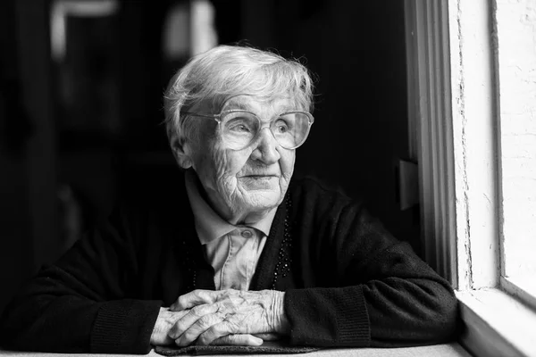 Gözlüklü yaşlı kadın — Stok fotoğraf