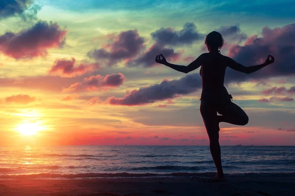 Jonge vrouw die yoga beoefent — Stockfoto