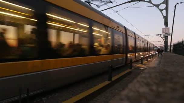 Zug der porto metro auf dom luis eiserne brücke — Stockvideo