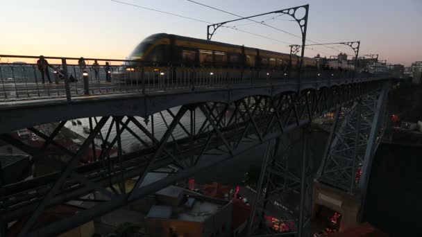 Tren del Metro de Oporto en el puente de hierro Dom Luis — Vídeo de stock