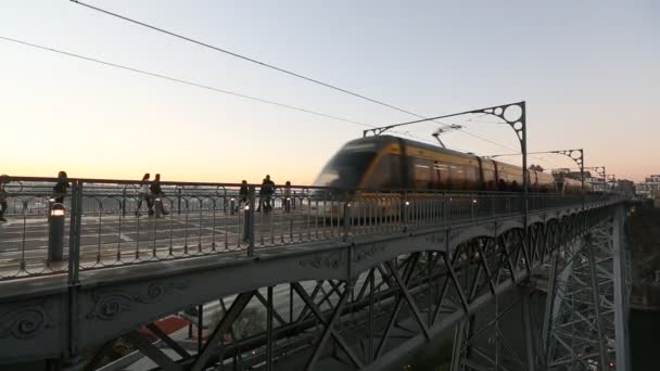 Tren del Metro de Oporto en el puente de hierro Dom Luis — Vídeo de stock