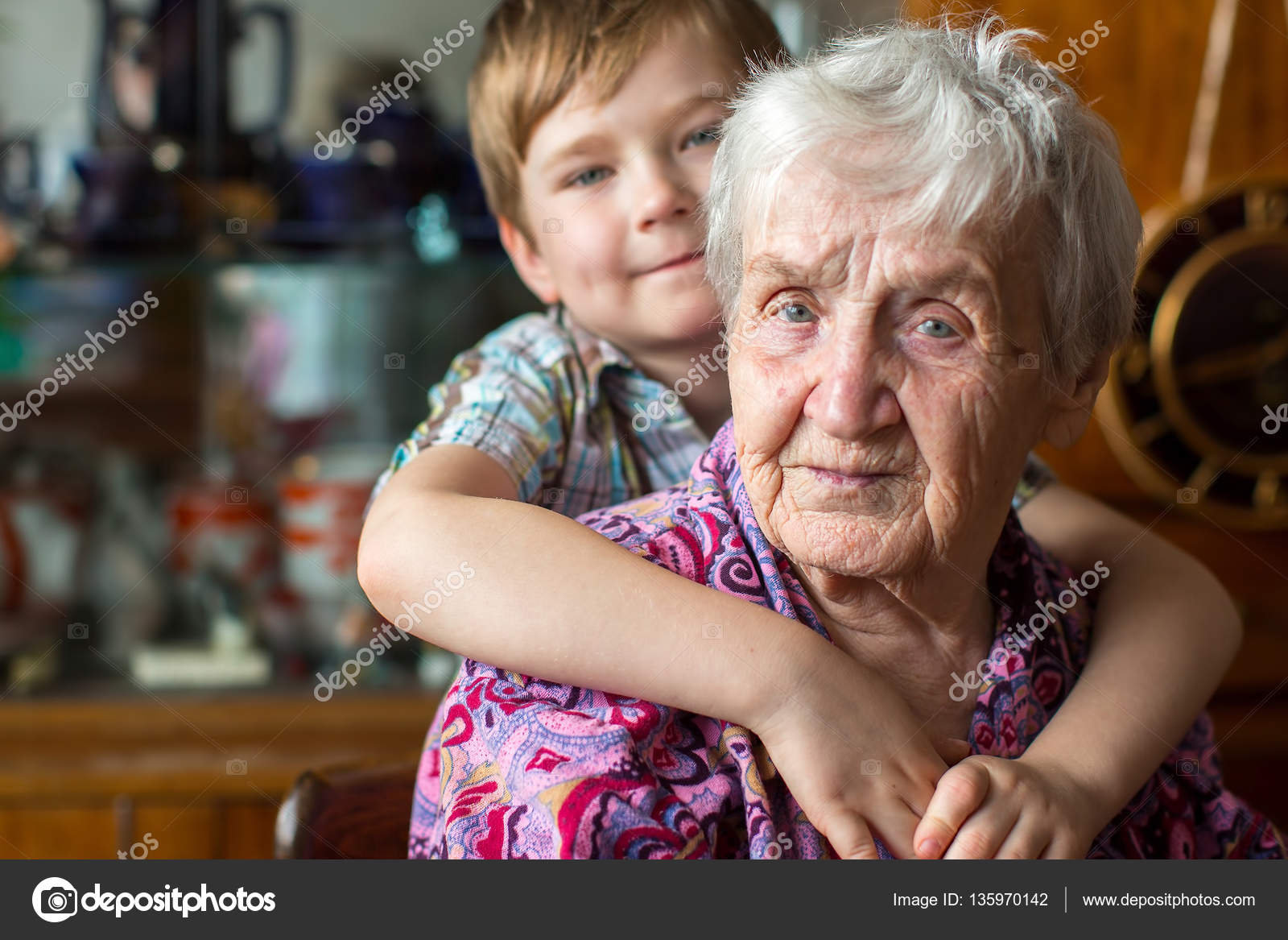 бабушка и внук. бабуля с внучкой. бабушка с внуками. внучка живет с бабушкой. свекровь и внучка.