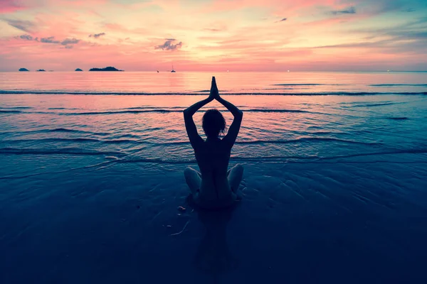 Dziewczyna medytuje nad morzem — Zdjęcie stockowe