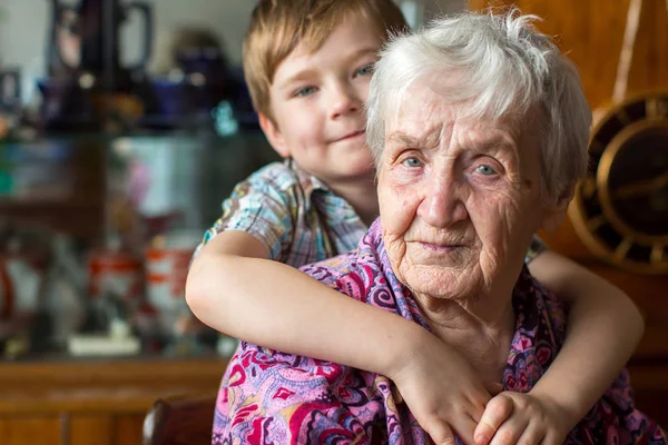 Oma met kleine jongen — Stockfoto
