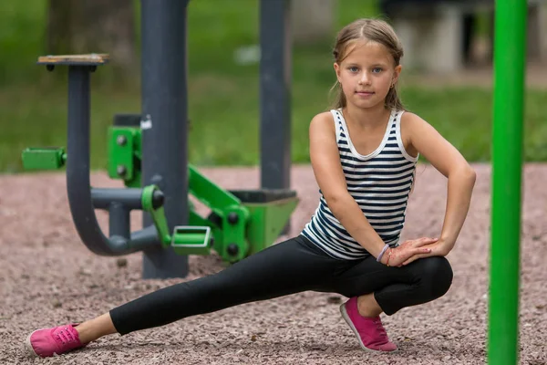 Chica haciendo ejercicios —  Fotos de Stock