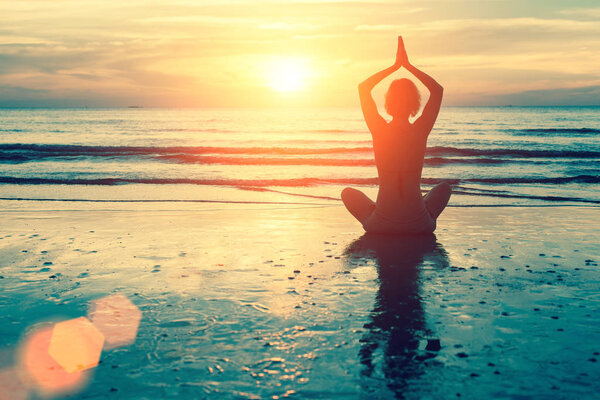 Молодая женщина практикует йогу     