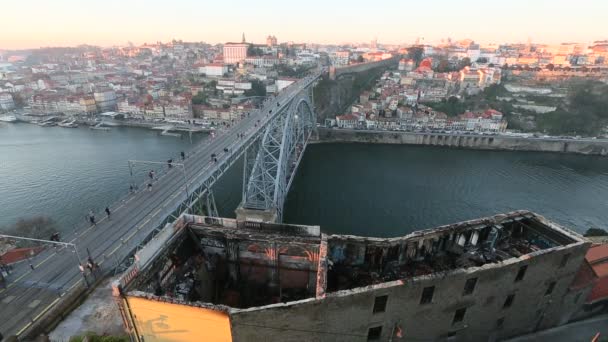 Douro Fluss und dom luis i Brücke — Stockvideo