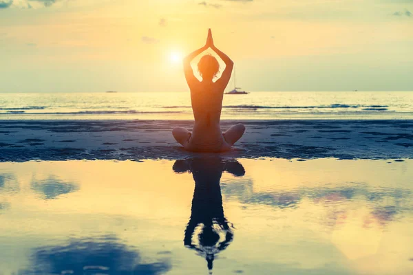 Chica meditando en el mar — Foto de Stock