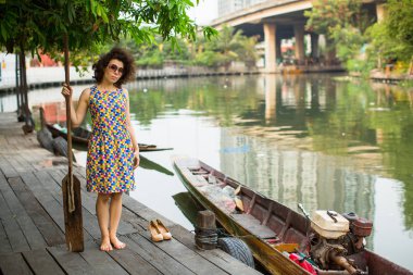 kadın üstünde nehir rıhtım