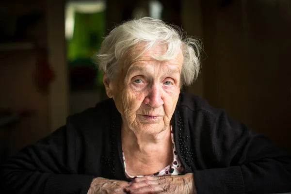 Пожилая женщина дома — стоковое фото