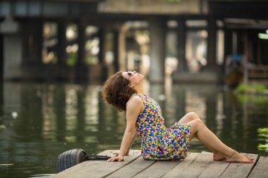 kadın üstünde nehir rıhtım