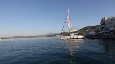 Bağlantılı yat limanında