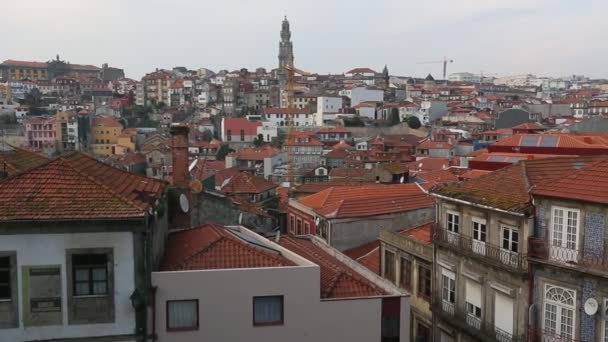 Gebouwen in de oude stad Porto — Stockvideo