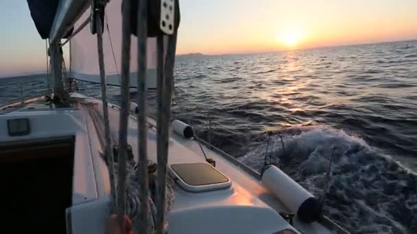 Rüzgârda yelken tekne — Stok video