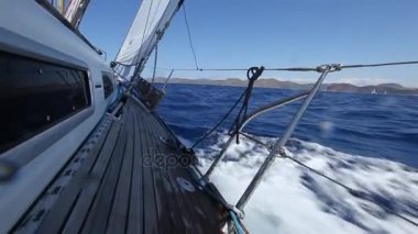 Rüzgârda yelken tekne