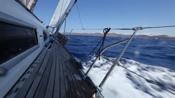 Barco navegando en el viento — Vídeo de stock