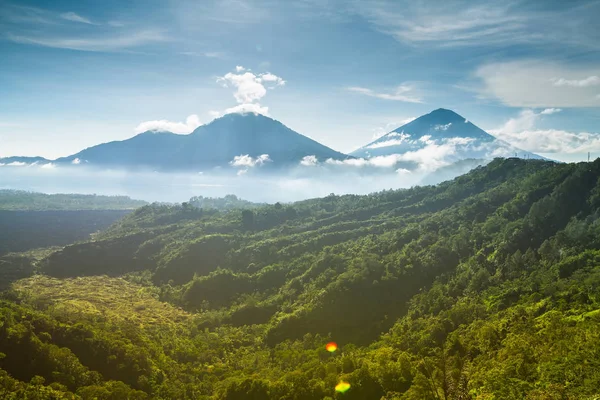 Vulcão Batur na névoa da manhã — Fotografia de Stock