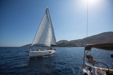 Yelkenli katılan denizciler