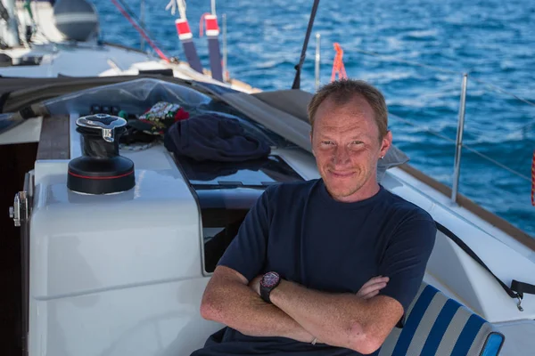 Skipper sits on sail yacht — Stock Photo, Image