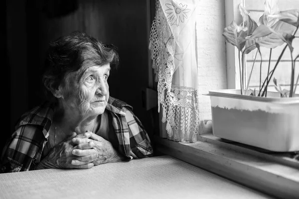 Donna anziana guarda malinconicamente — Foto Stock