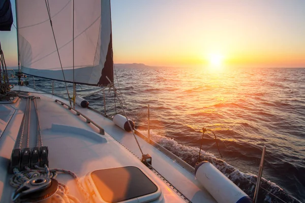 Barco de luxo durante o pôr do sol — Fotografia de Stock