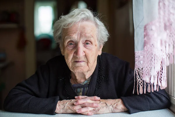 Mulher idosa em casa — Fotografia de Stock