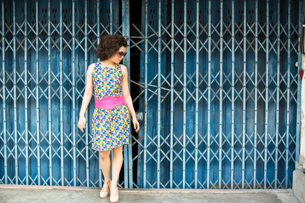 Woman stands near wall — Stock Photo, Image