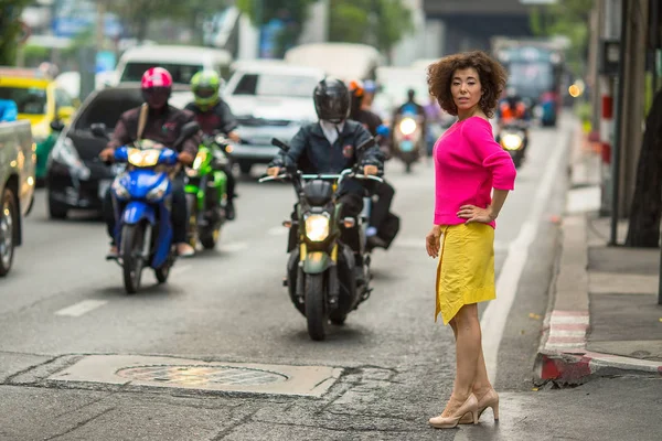 Mulher asiática na estrada ocupada — Fotografia de Stock