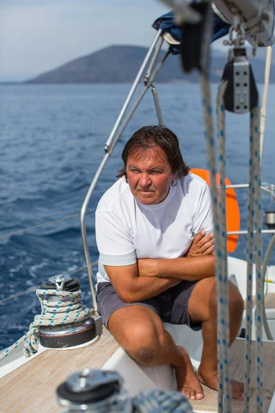 Skipper seduto su yacht a vela — Foto Stock