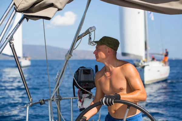 Mann steuert Segelboot — Stockfoto
