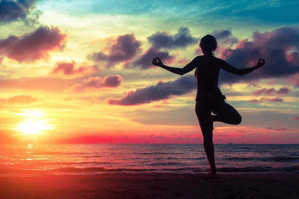 Vrouw die yoga beoefent — Stockfoto