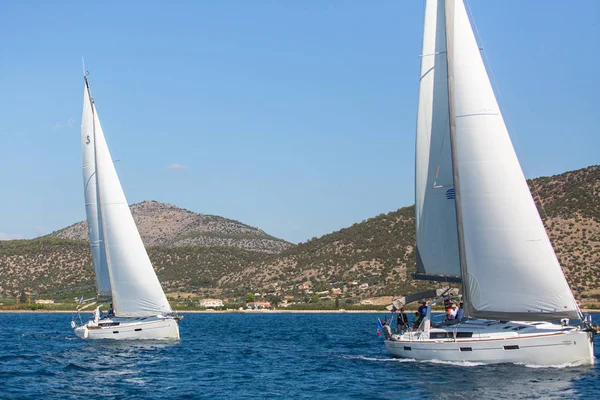 Marineros que participan en regata de vela — Foto de Stock