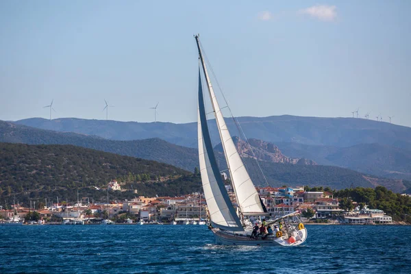 Ναύτες που συμμετέχουν στην ρεγκάτα ιστιοπλοΐας — Φωτογραφία Αρχείου