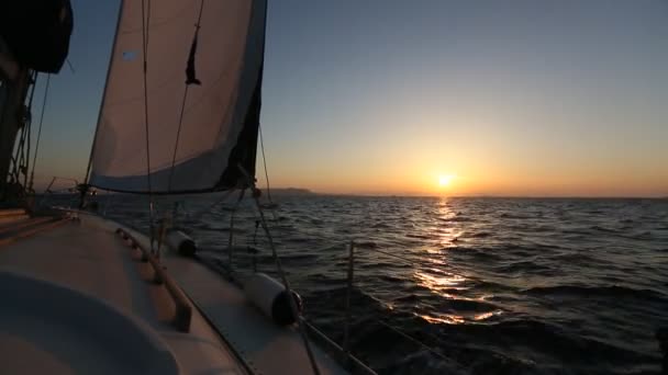 Boot varen in de wind — Stockvideo