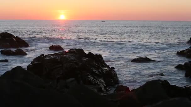 Grote golven crashen op stenen strand — Stockvideo